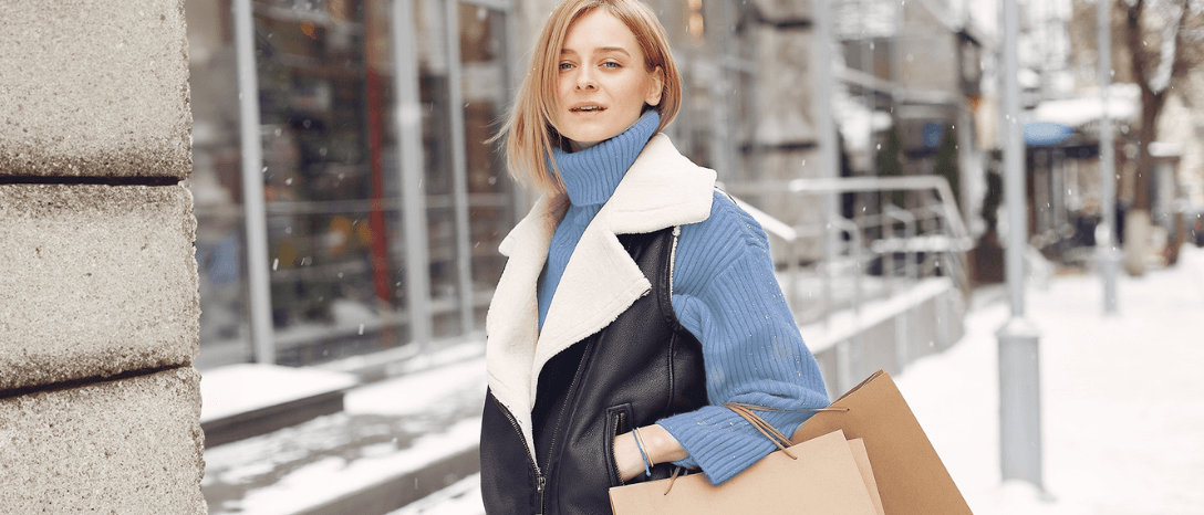 Žena s nákupnými taškami