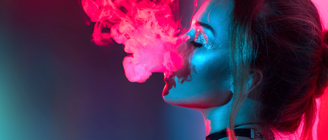 dievča fajčiace bezdymové cigarety