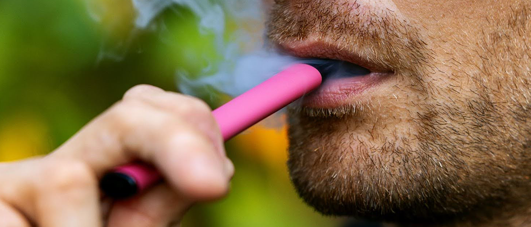 muž fajčiaci elektronickú cigaretu