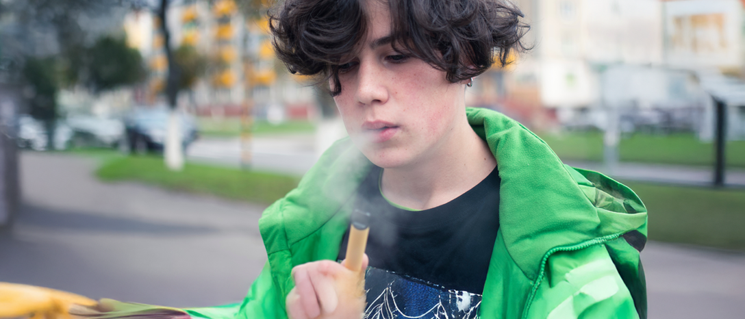 mladistvý fajčiaci elektronickú cigaretu