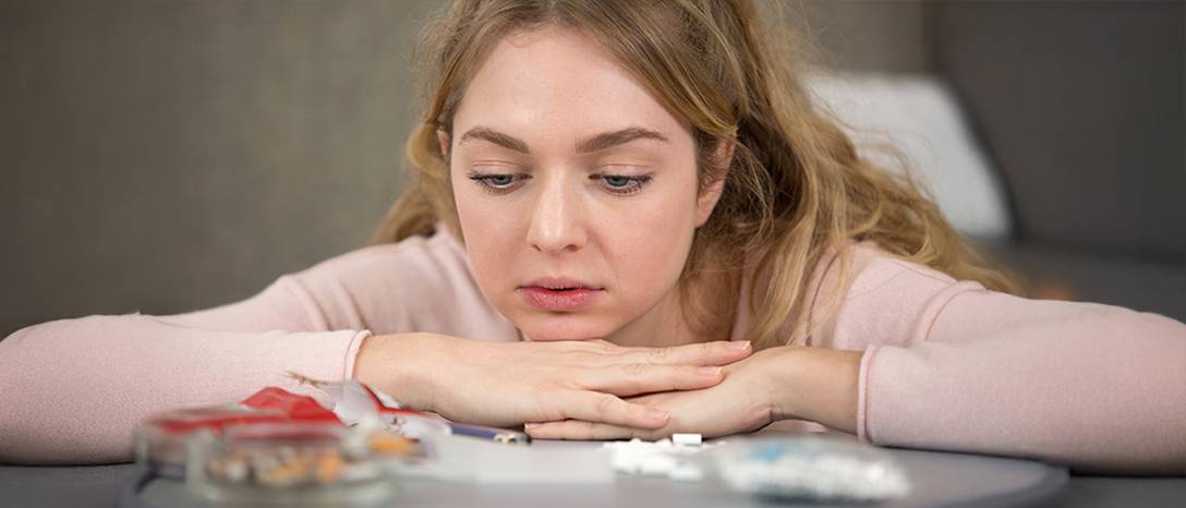 mladistvé dievča pozerajúce na nikotínové látky