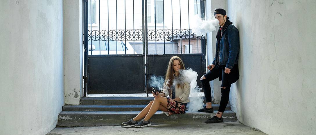 mladí ľudia užívajú bezdymové produkty