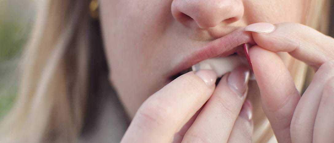 žena aplikuje nikotínové vrecúško