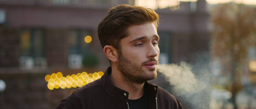 muž používajúci FUYL vape