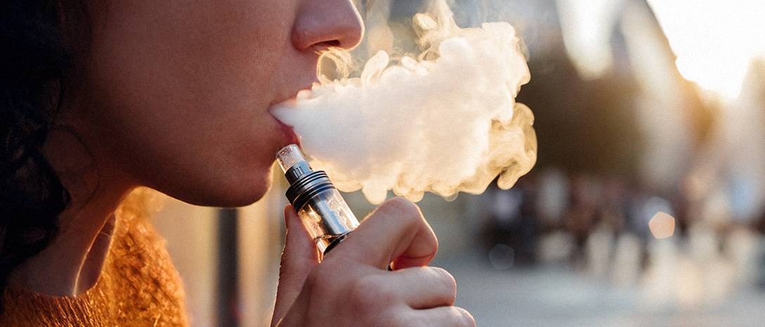 muž vapuje e-cigaretu