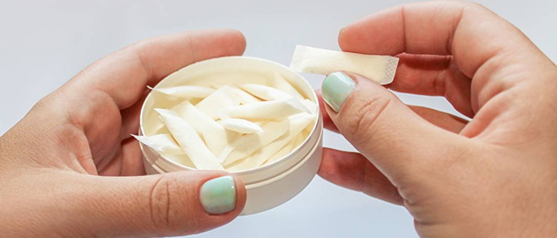 lákavé nikotínové vrecúška v ženských rukách