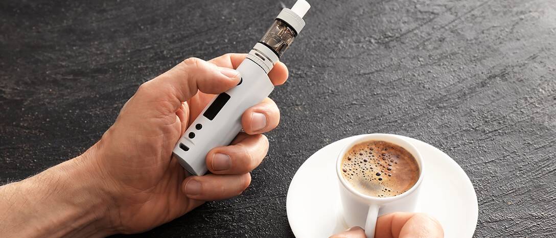 elektronická cigareta a šálka kávy