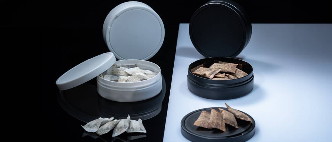 biela a čierna dóza so žuvacím tabakom